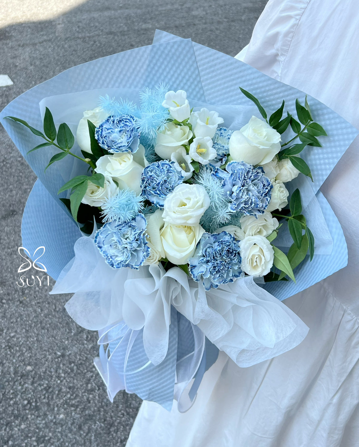 Ice Haze White Rose & Blue Carnation Mixed Floral Bouquet｜FL‑119