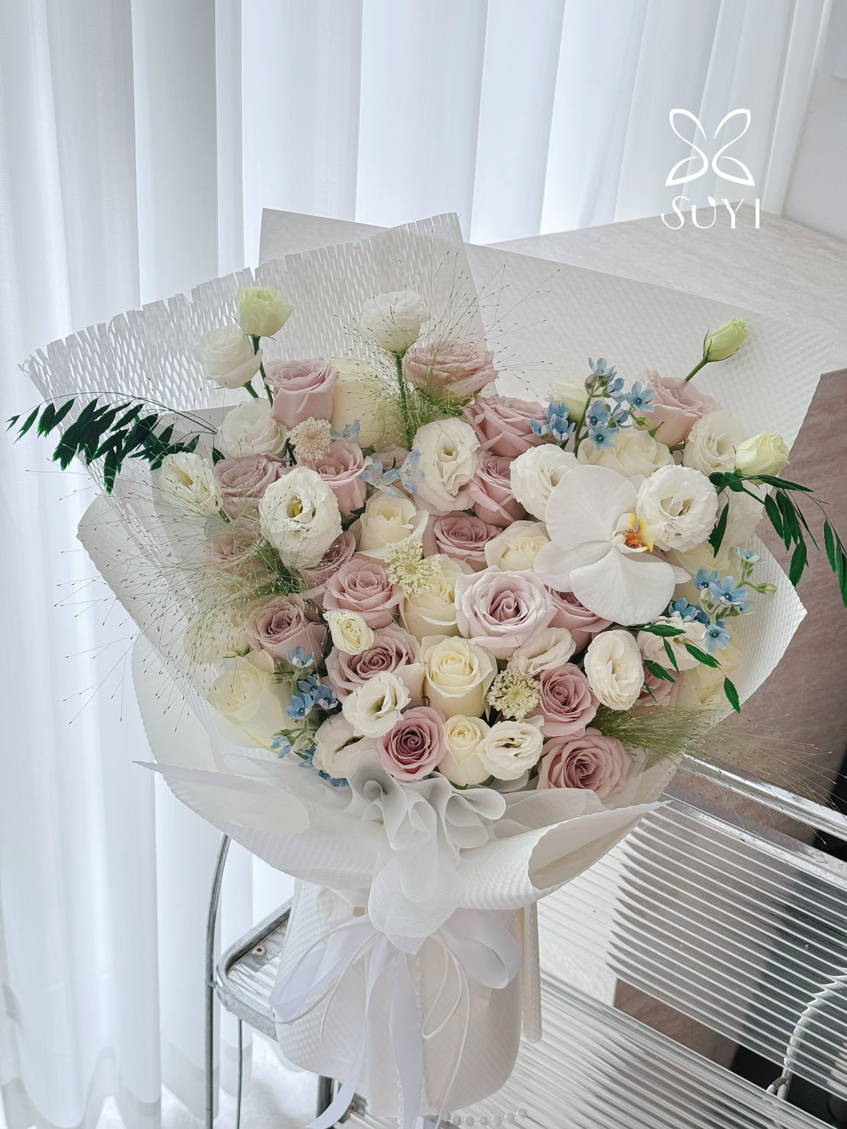 Manta Roses & White Orchid Mixed Bouquet｜FL-132